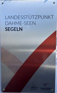 Schild Landesstützpunkt Dahme-Seen Segeln am Vereinsgelände